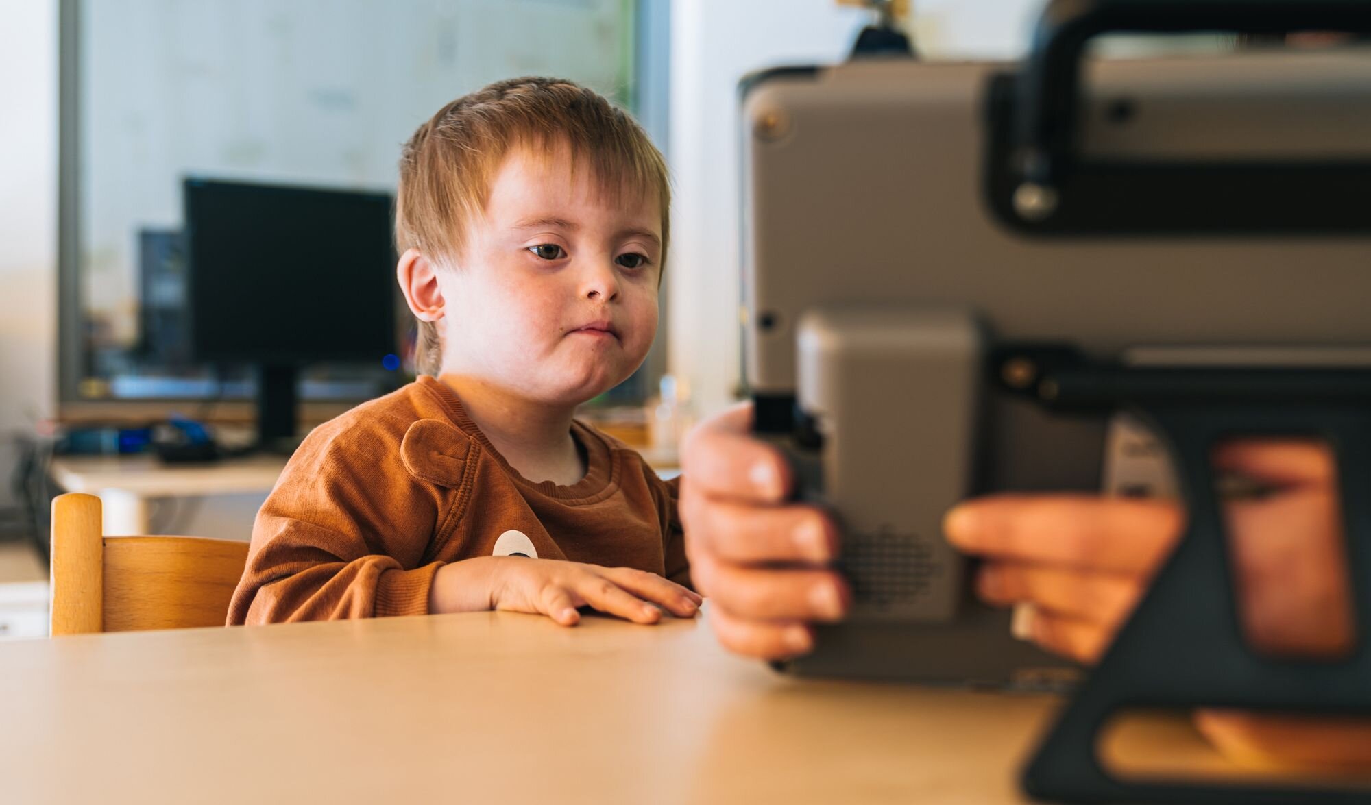 Ein Junge schaut auf einen Bildschirm.